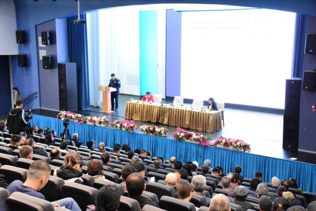 Отчетную встречу с жителями города провел начальник полиции Караганды