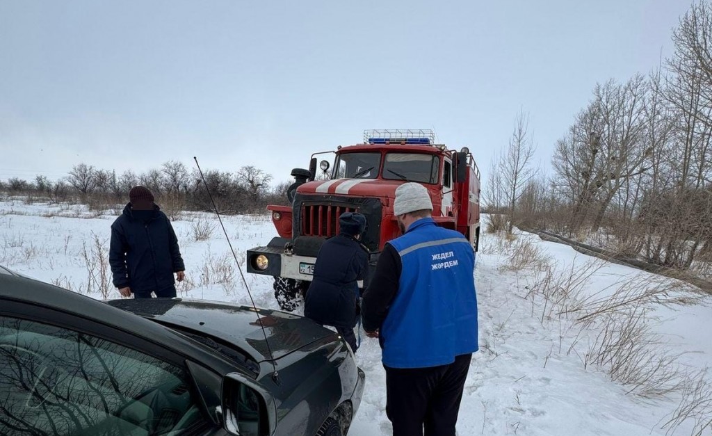 Спасатели Карагандинской области вновь пришли на помощь застрявшим в снегу автолюбителям