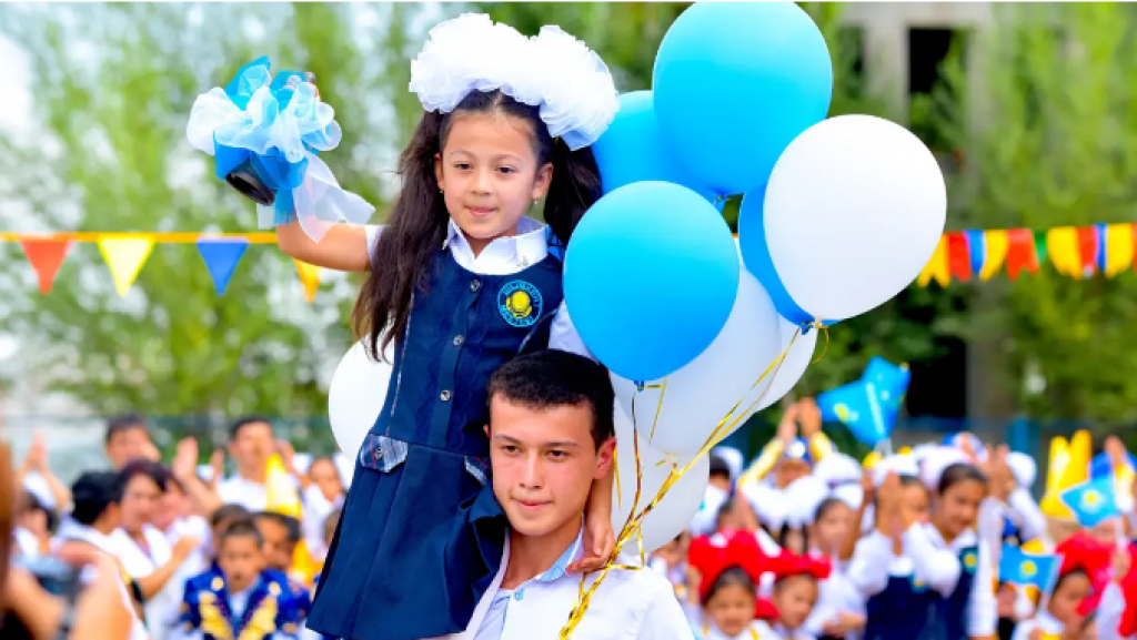 Последний звонок прозвенит сегодня в школах Казахстана