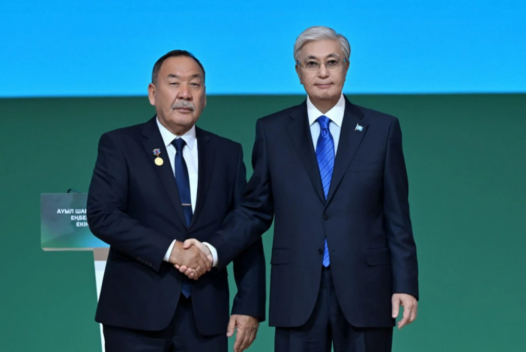 Труд героев поля признан: Токаев вручил награды 30 представителям агросектора