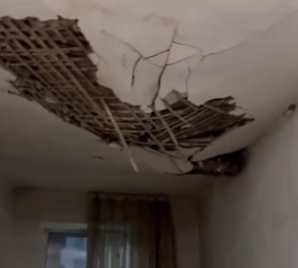 Обвалился потолок: карагандинцы опасаются ходить по подъезду