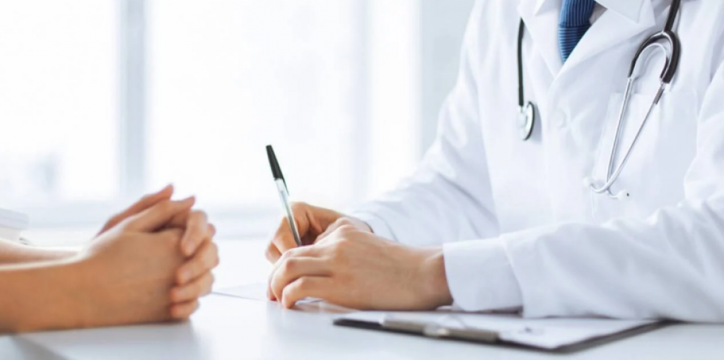 Новые требования к поликлиникам: кто сможет оказывать медпомощь пациентам бесплатно