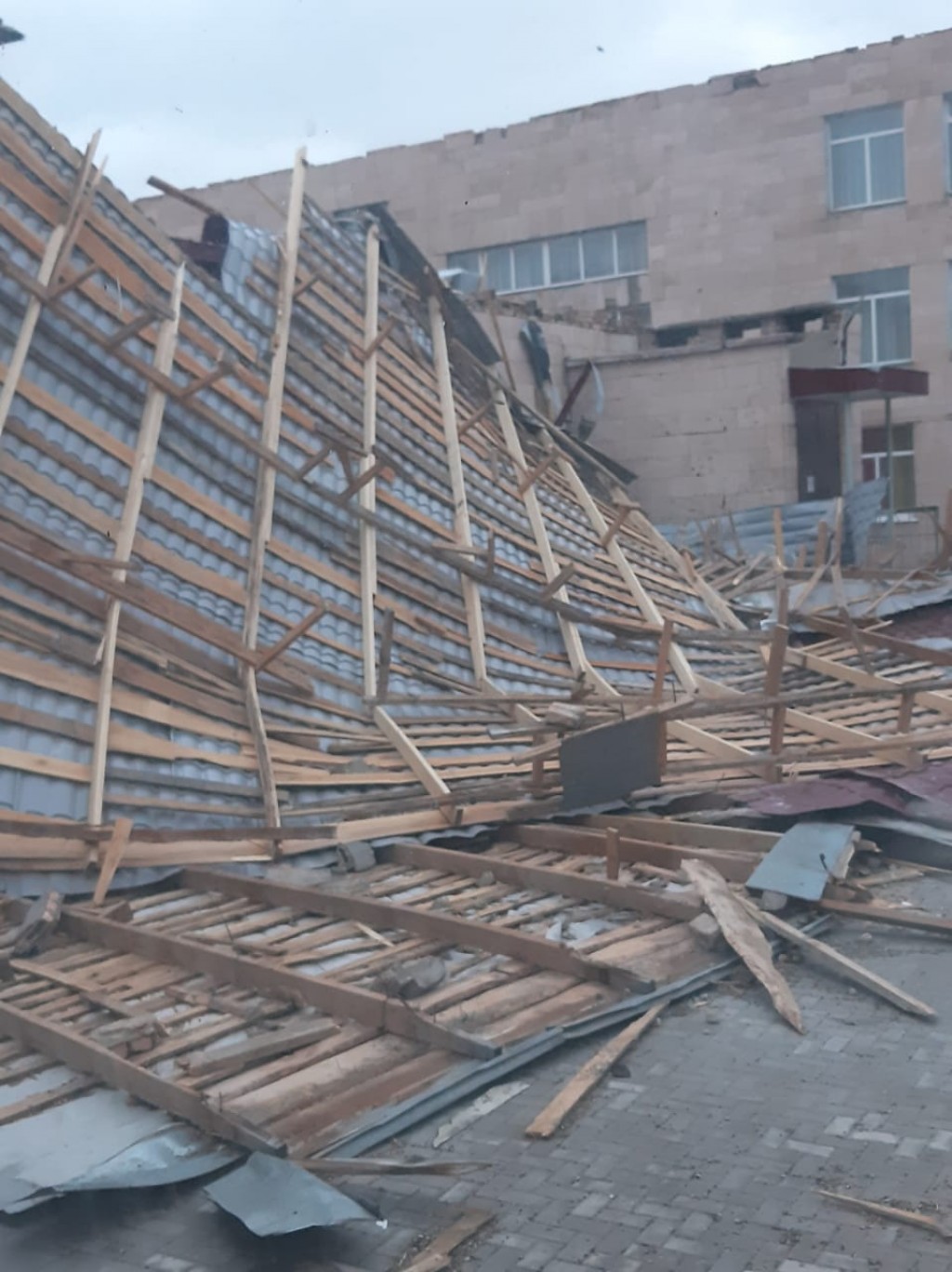 Из-за сорванной ветром кровли в одной из школ Карагандинской области учеников перевели на дистанционное обучение