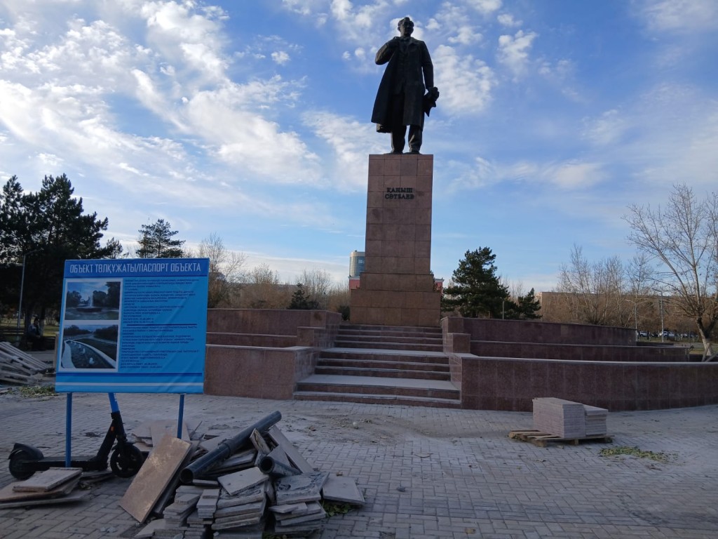 Қарағандыда Сәтбаев ескерткіші жанындағы субұрқақты қайта жаңарту жұмыстары аяқталуда