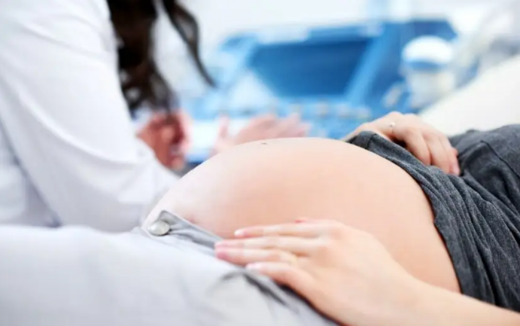 На 43% снизился показатель ранней беременности в Казахстане