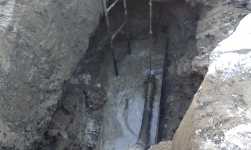 Город - сплошной потоп! В Караганде сегодня устраняют еще две крупные аварии