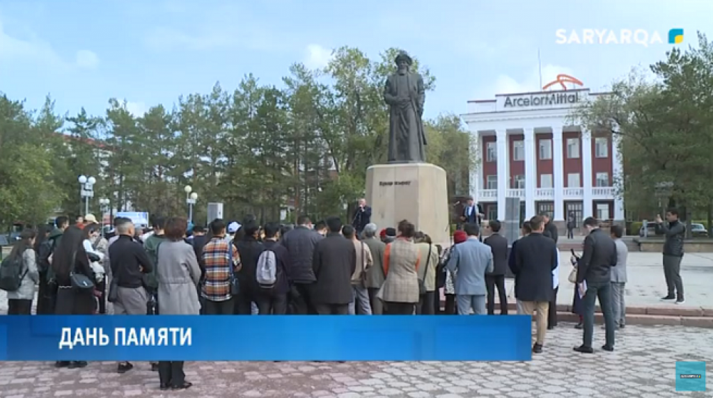 В Караганде состоялось торжественное возложение цветов к памятнику Бухар Жырау