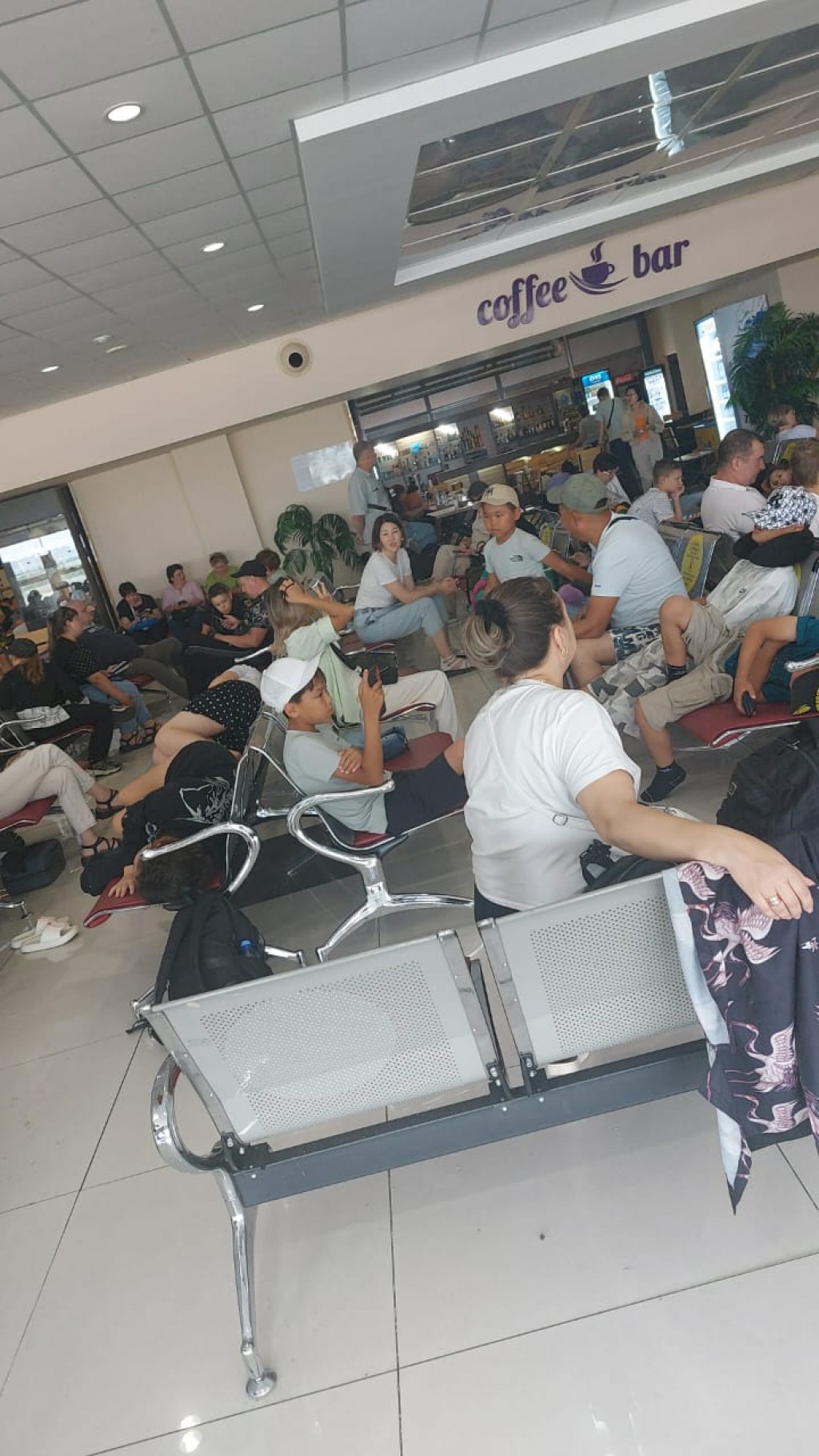 Скандал в аэропорту Караганды: почти на 30 часов задержался рейс в Анталию