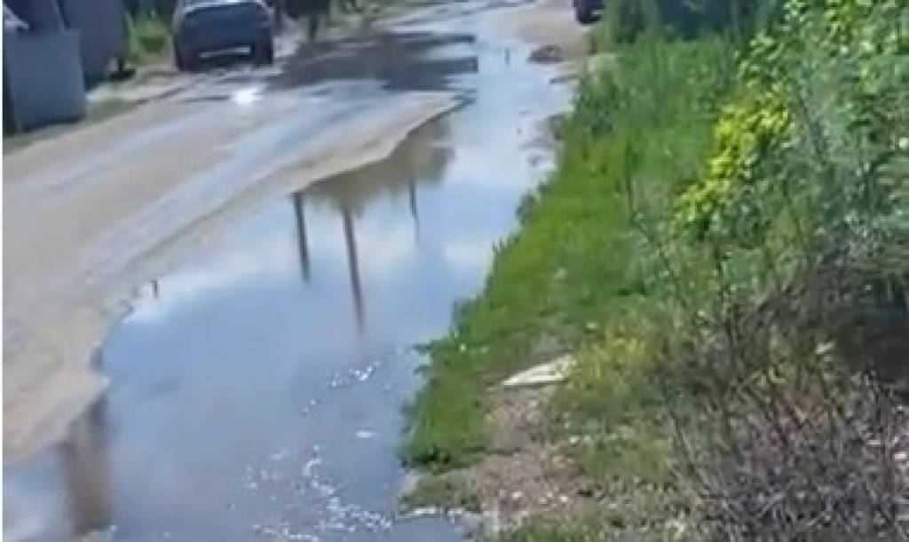 Вода начала поступать во дворы: два дня на одной из улиц Караганды не могут устранить аварию