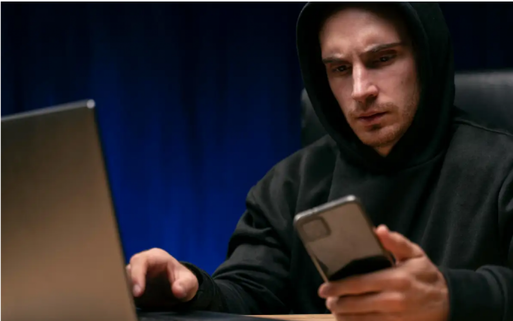 Мошенники придумали новую схему с «продлением SIM-карт»