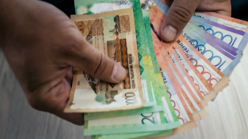 Больше миллиарда тенге задолжали своим работникам предприятия в Казахстане