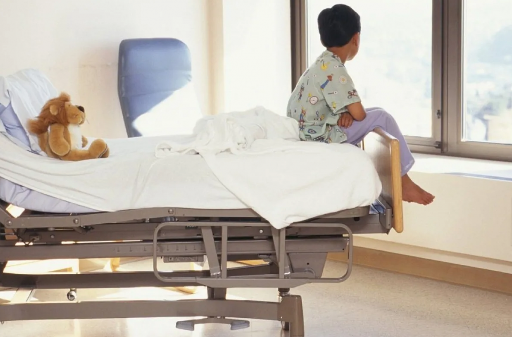 В Карагандинской области четверых выпавших из окон детей выписали из больниц