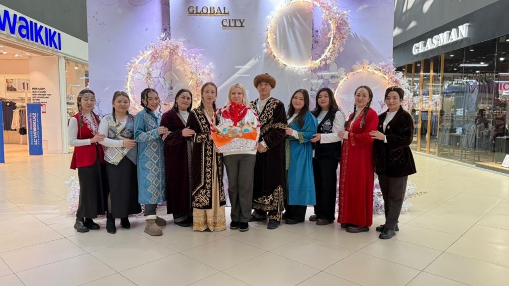 Традиции в тренде: молодёжь Караганды устроила модный флешмоб к Наурызу