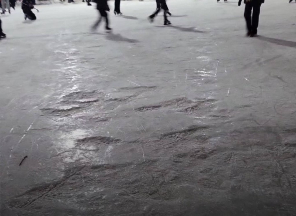 В Темиртау открыли городской каток, но к его качеству у жителей много вопросов