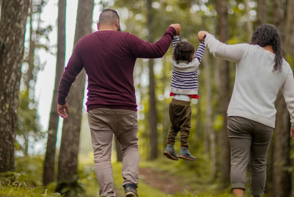 Закон есть, семей нет: почему не работает реформа приёмных семей в Казахстане?