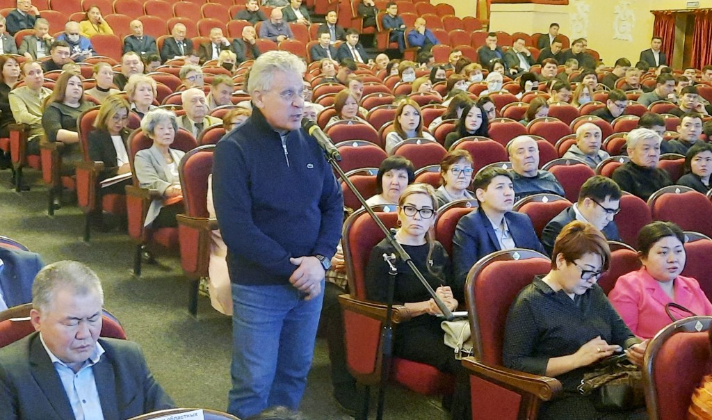 Карагандинцы пожаловались акиму области на стихийный рынок