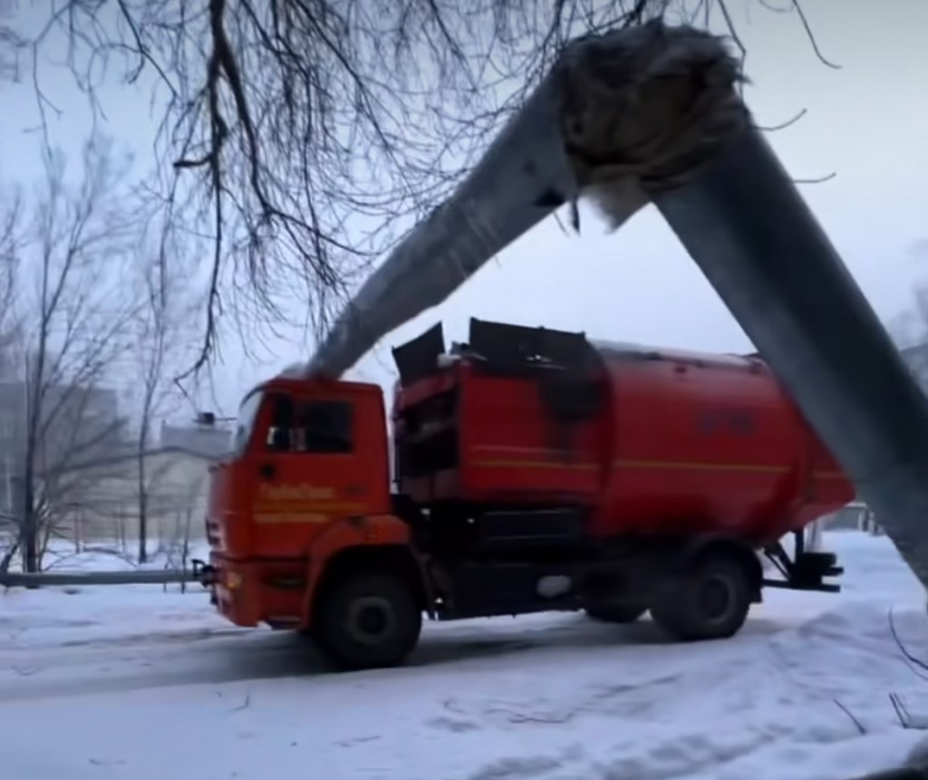 Мусоровоз снёс трубу в Караганде