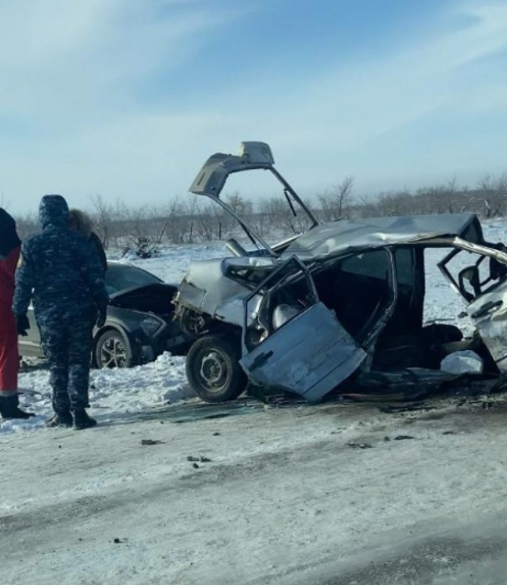 Жуткое ДТП на трассе в Карагандинской области: пассажир погиб, водители госпитализированы