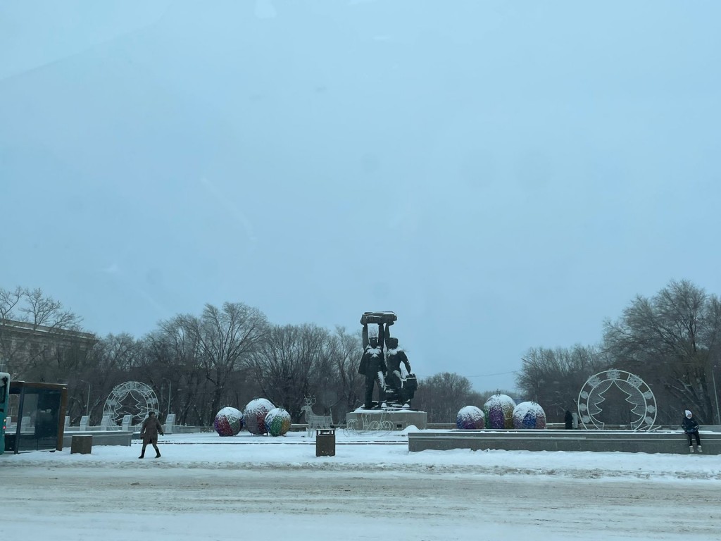 Почему ёлку зажигают в будний день? Аким Караганды ответил на популярные вопросы по поводу празднования Нового года