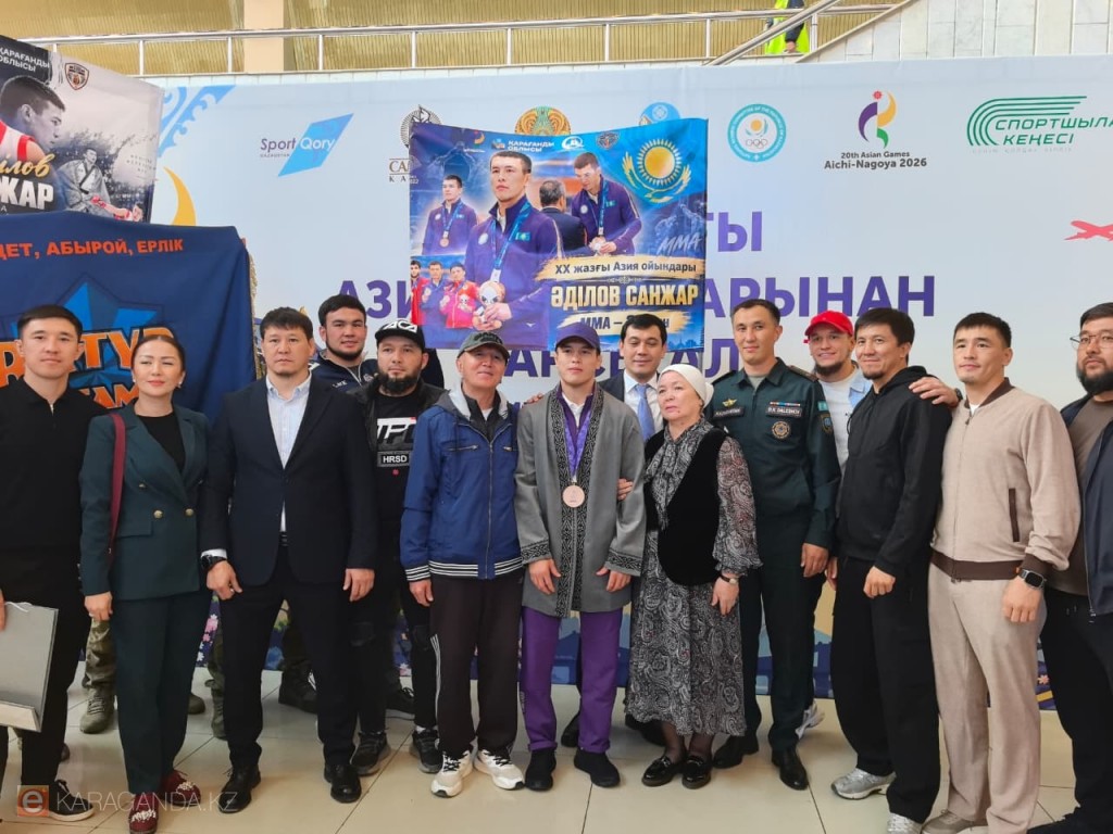 С плакатами, музыкой и шашу: в Караганде встретили бронзового призера Азиады Санжара Адилова