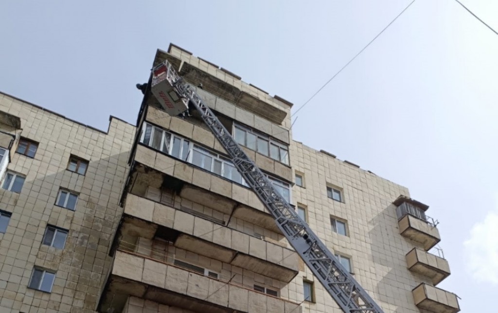 14 человек эвакуировали спасатели во время пожара в Караганде