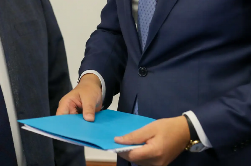 Сколько тратят из бюджета на зарплаты депутатов в Казахстане