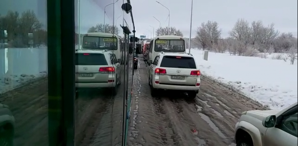 Карагандинцы жалуются на большой затор на 15-ой магистрали