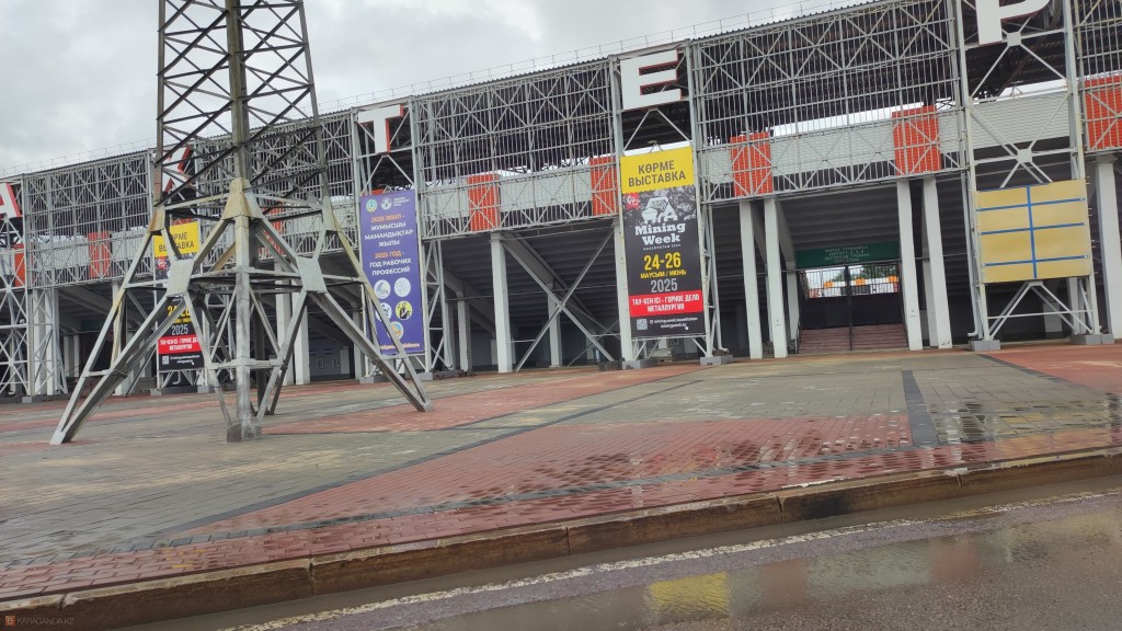 В Караганде завершают благоустройство площади перед стадионом «Шахтер»