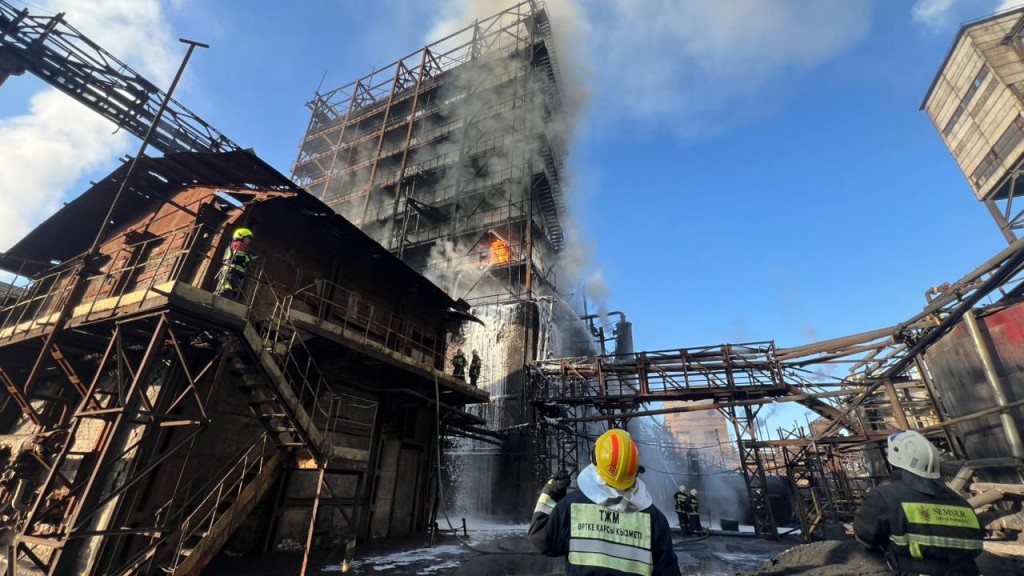 В одном из цехов завода в Темиртау произошёл пожар