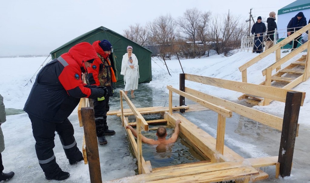 Автобуста әйелді қолмен ұстап, теуіп жатқаны бейнеленген порно Порно фильм: Аққұба күйеуі ұйықтап жатқанда алдайды
