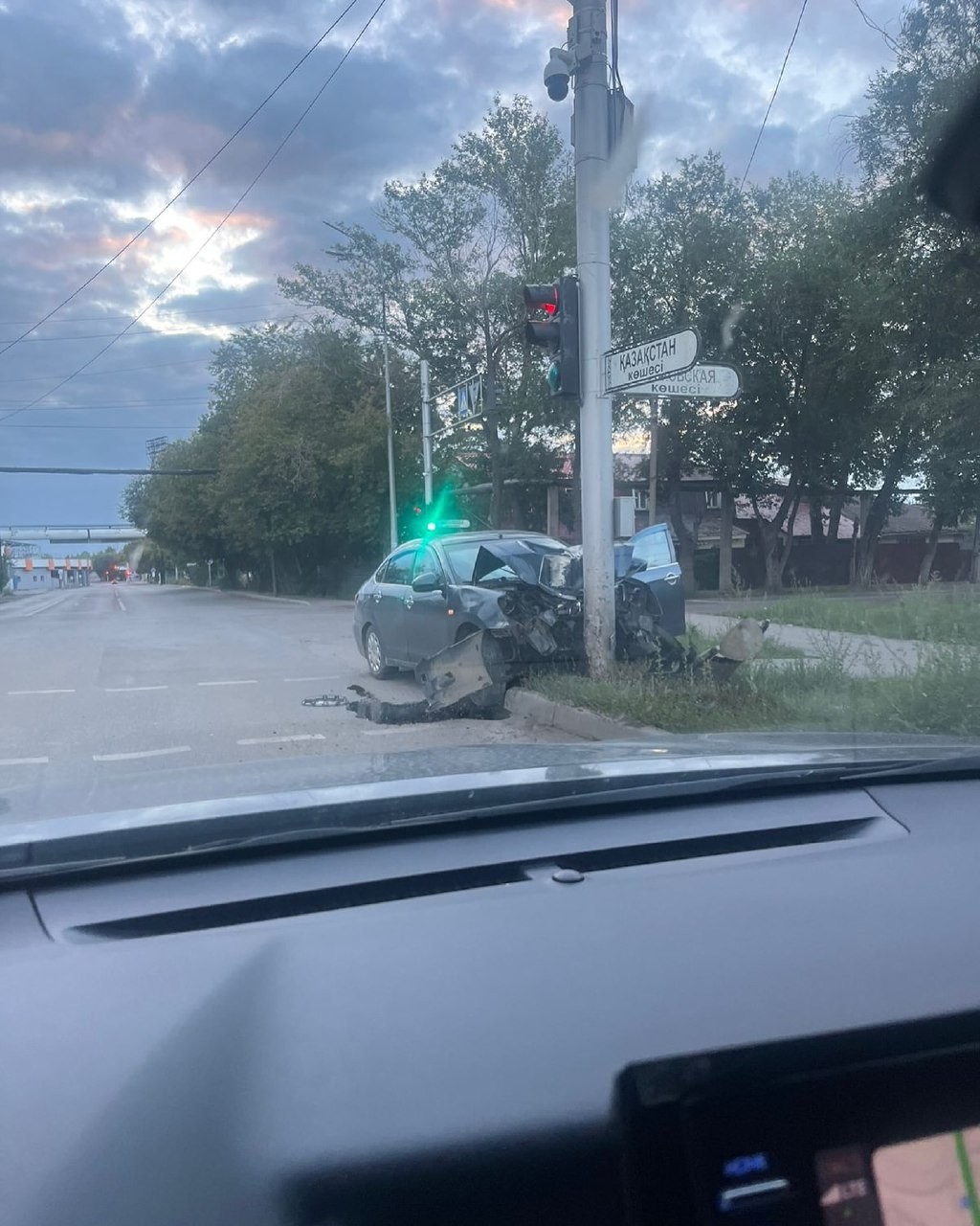 В Караганде водитель врезался в светофор