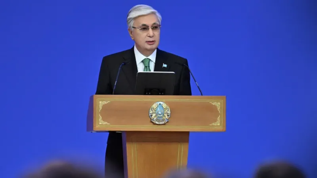 Токаев поздравил полицейских и госслужащих с праздником