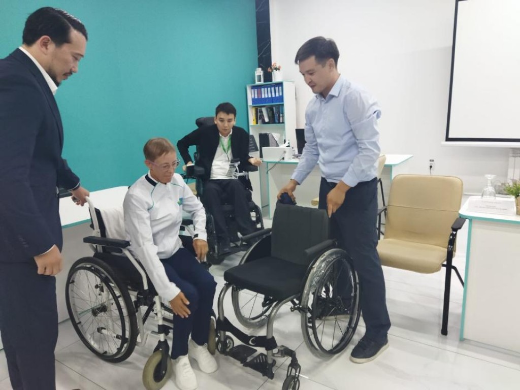 Карагандинской параспортсменке подарили манёвренное кресло-коляску