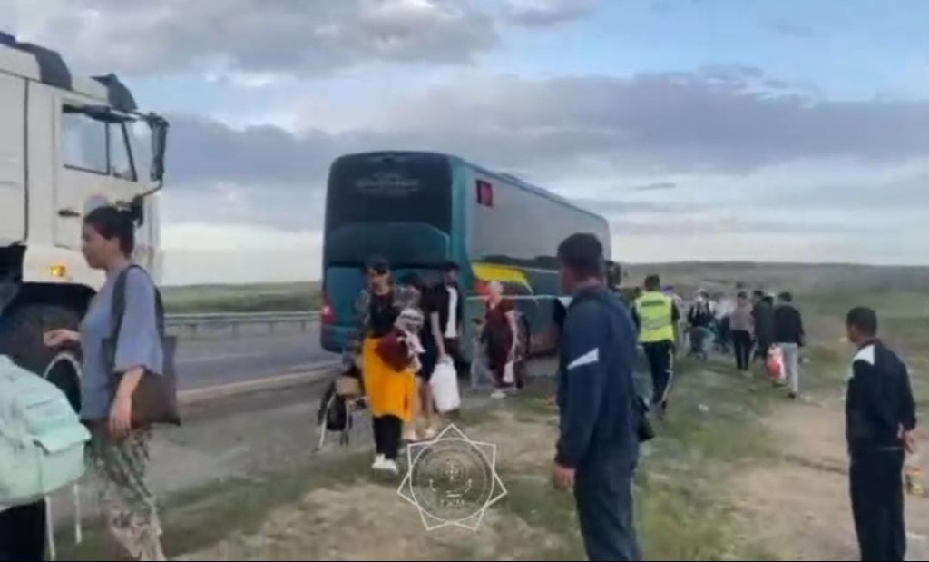 34 пассажира эвакуировали из горевшего автобуса на трассе в Карагандинской области