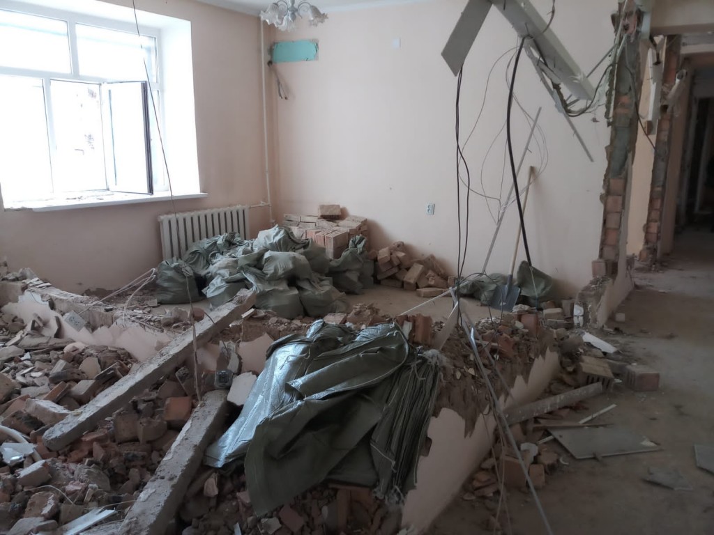 Сильные вибрации по дому: в Караганде без согласия жильцов начали демонтировать стены первого этажа многоэтажки