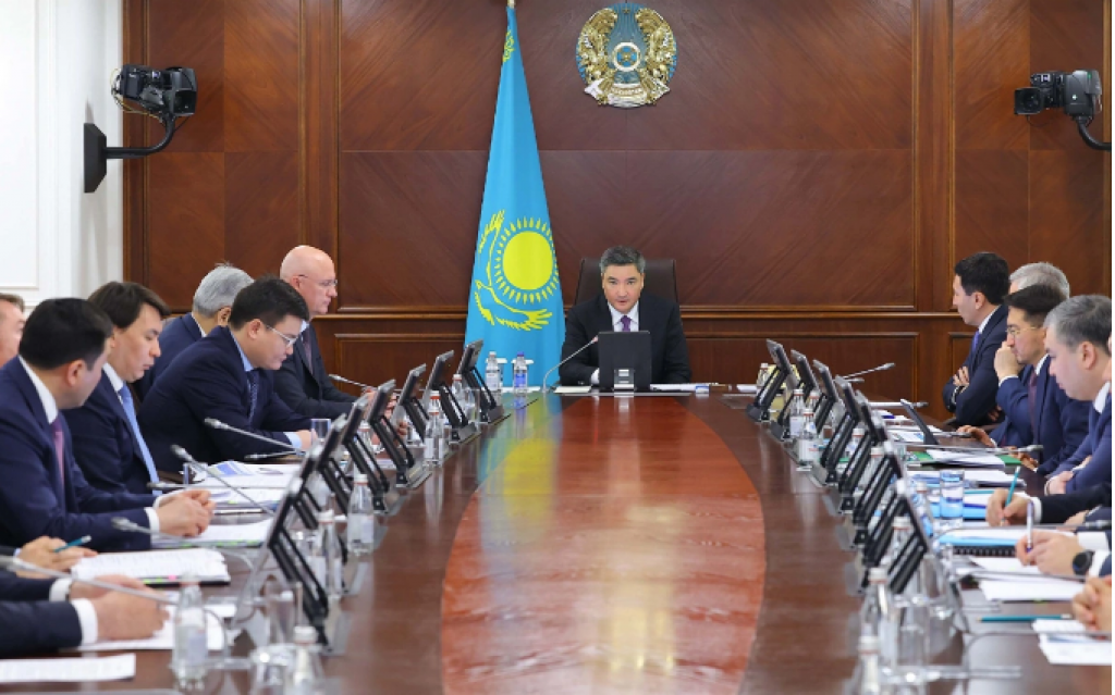 Бектенов дәрі-дәрмектерді тіркеуді жеделдету, тарифтерді жеңілдету және мобильді құрылғыларды верификациялауды енгізу бойынша тапсырмалар берді