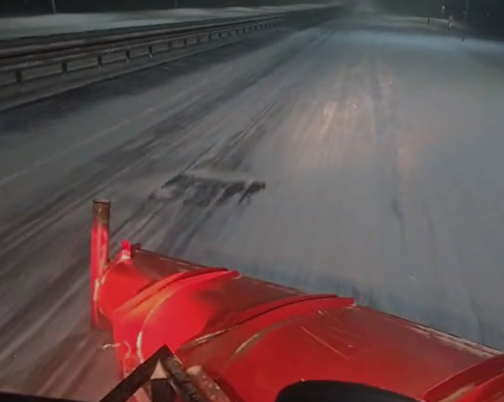 Из-за непогоды трассы Карагандинской области очищают круглосуточно