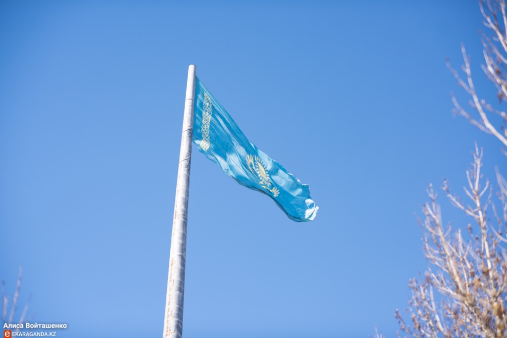 В Караганде на несколько недель снимут флаг с флагштока