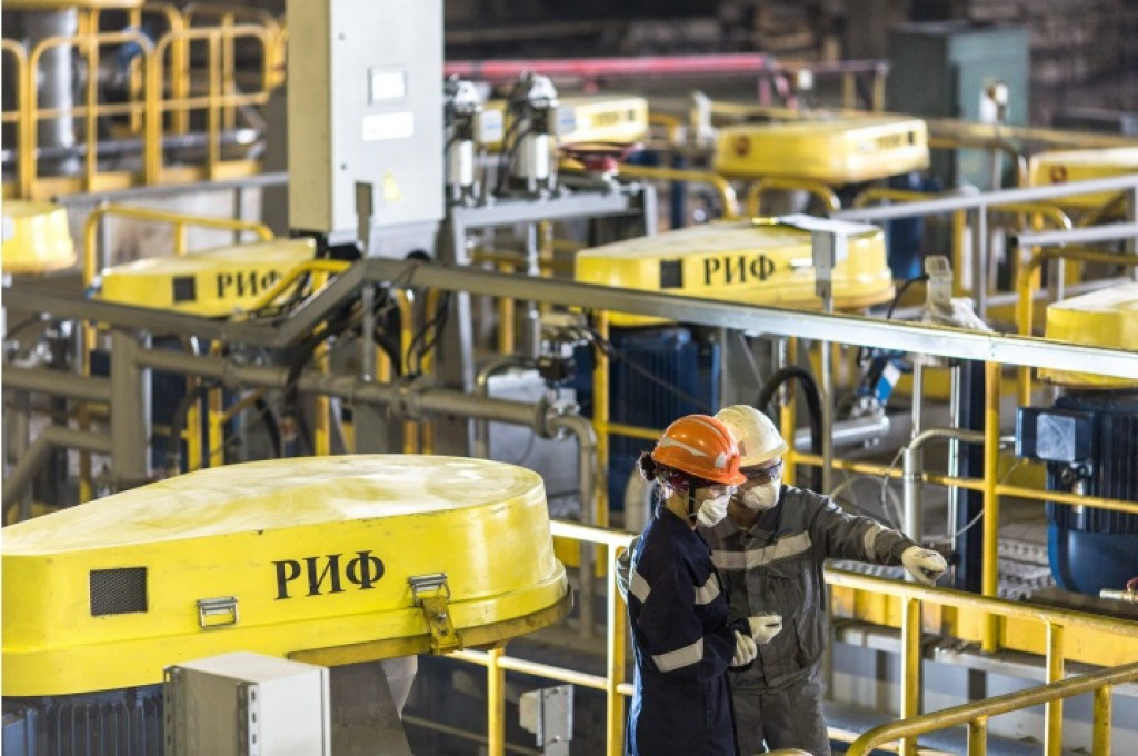 Сколько выбросов ежегодно производят обогатительные комбинаты ТОО «Корпорация Казахмыс» в Карагандинской области