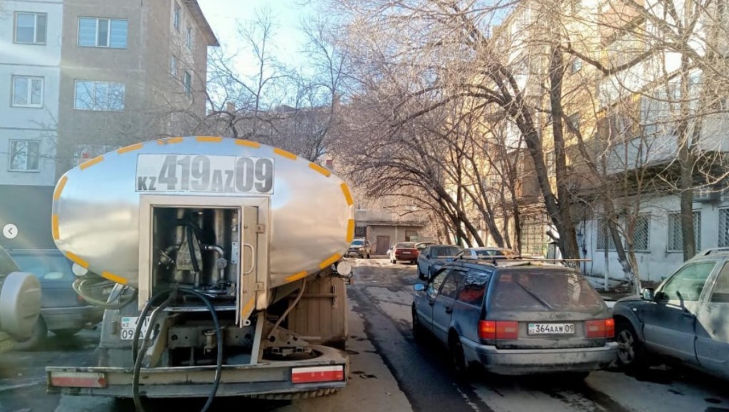 Уже несколько дней ждут холодную воду жители одной из улиц Караганды