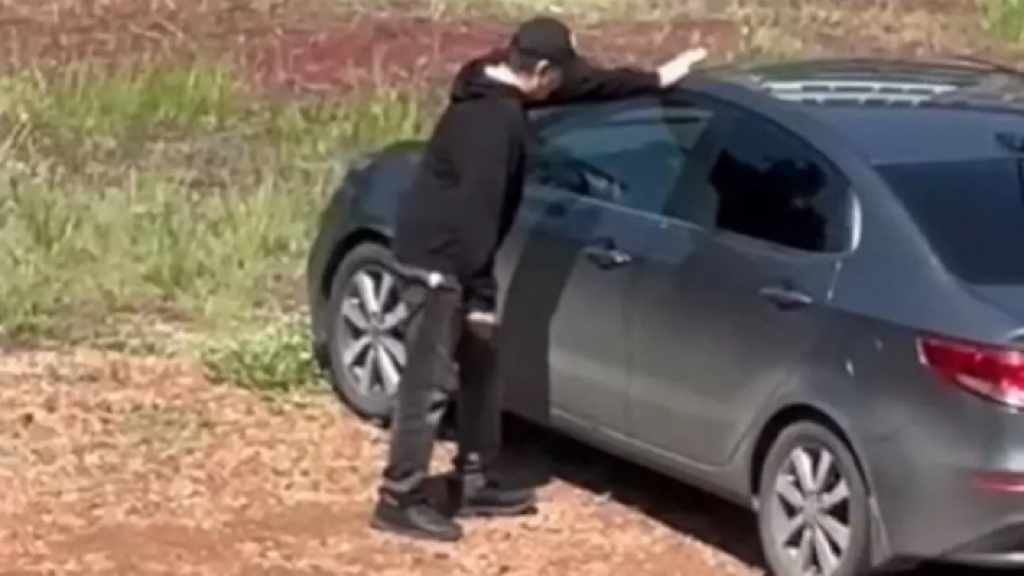 Мужчина с ножом на детской площадке напугал жителей Шахтинска