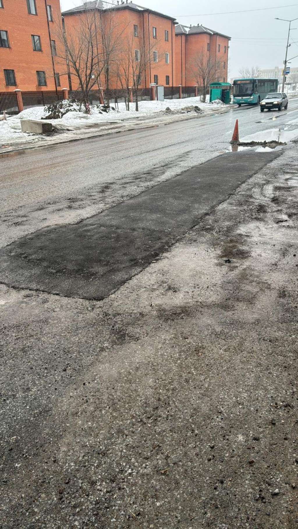 На Университетской устранили глубокую яму, где карагандинцы пробивали шины