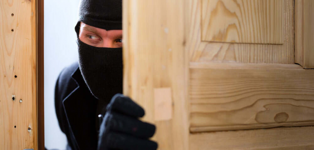 Гость украл сумку карагандинки в ночь перед 8 Марта