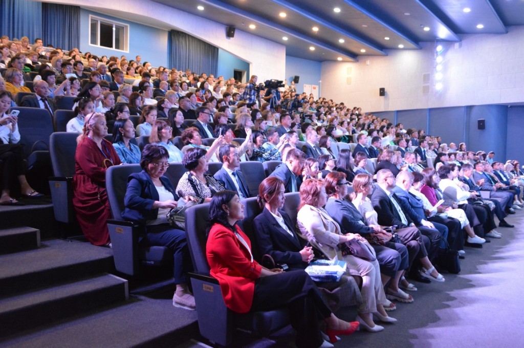 В Казахстане будут награждать учителей, проработавших в своей сфере 30 и более лет