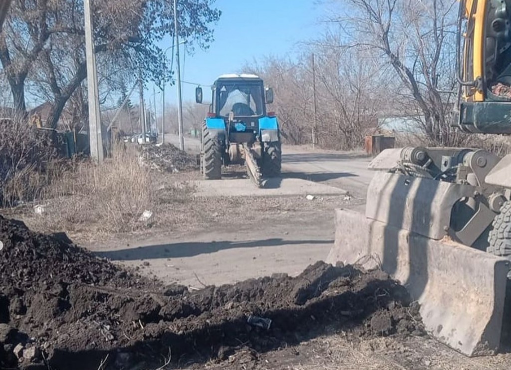 С начала апреля в одном из районов Караганды не могут завершить ремонтные работы на водопроводе