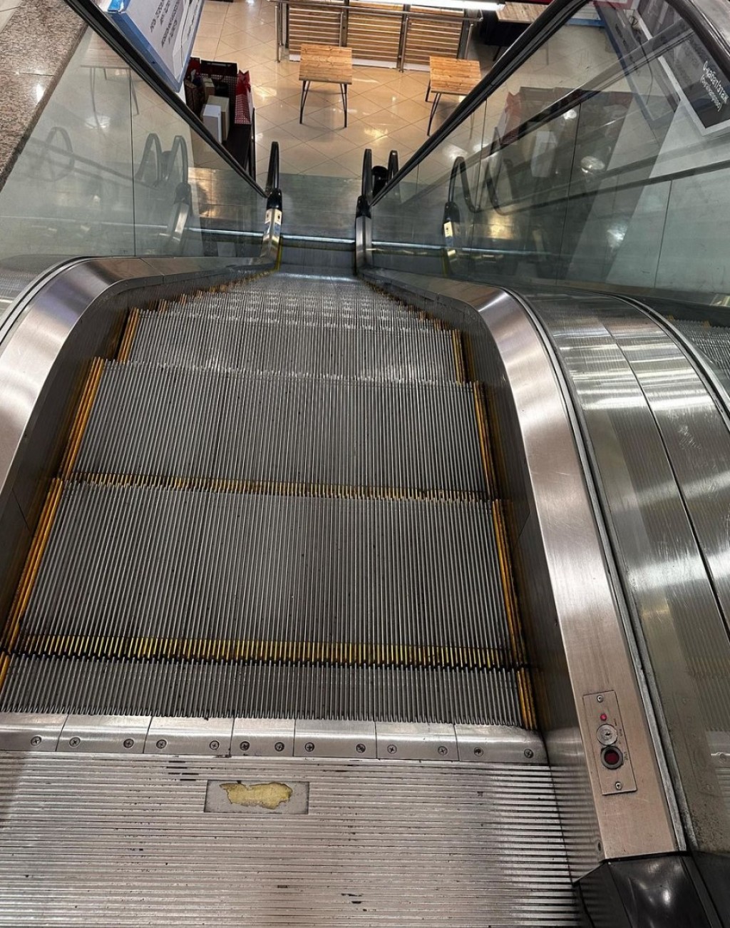 Аким Караганды остался недоволен неработающим эскалатором в ТРЦ City Mall