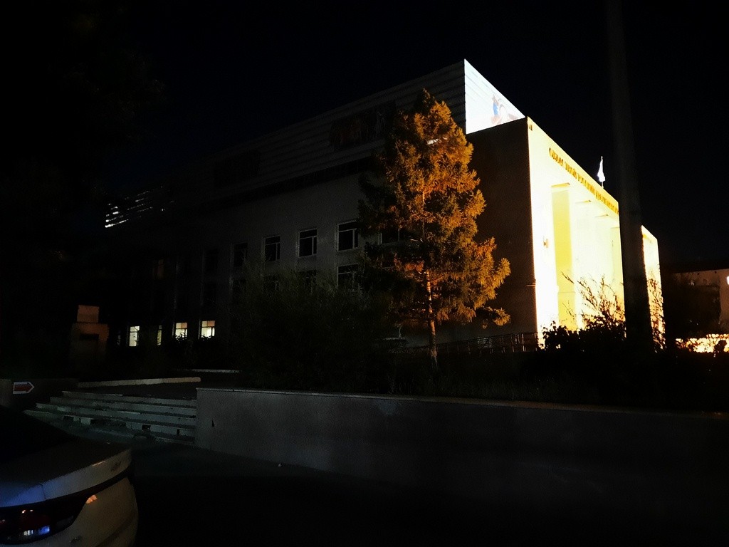 Искусство во мраке: ремонт площади театра Станиславского оставил территорию без освещения