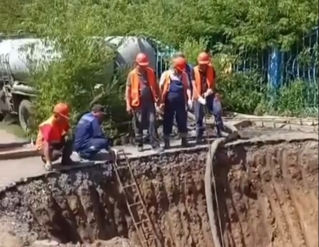 Провал в земле превратился в огромную яму: в Караганде продолжают ремонтировать канализационную трубу