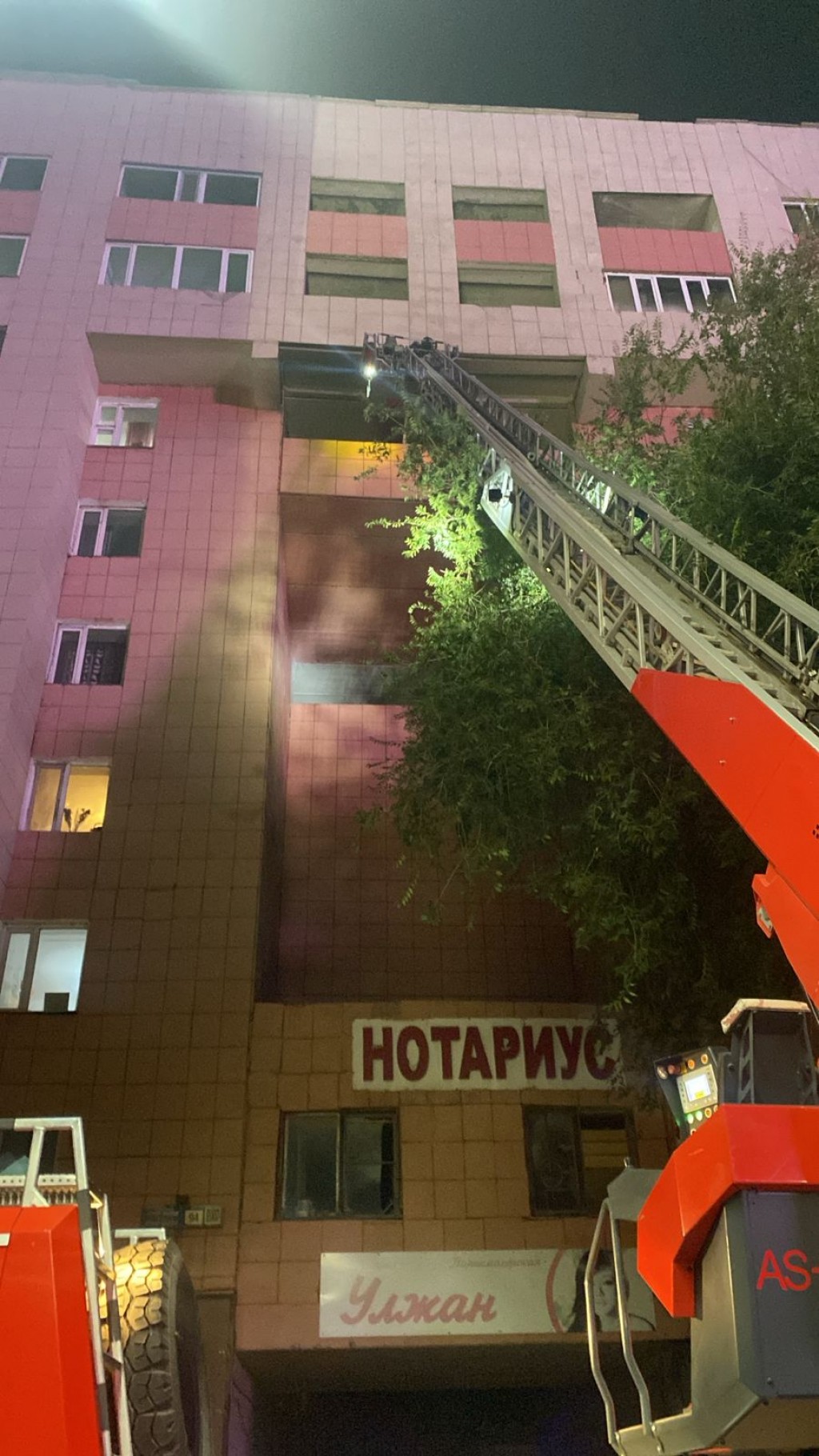 Пожар на балконе между двумя многоэтажными домами произошёл в Караганде