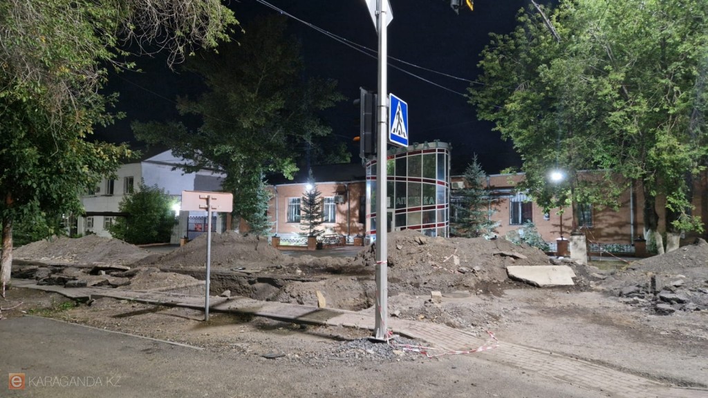 В Караганде на Ерубаева завершили ремонт теплотрассы, но дорогу пока не восстановили